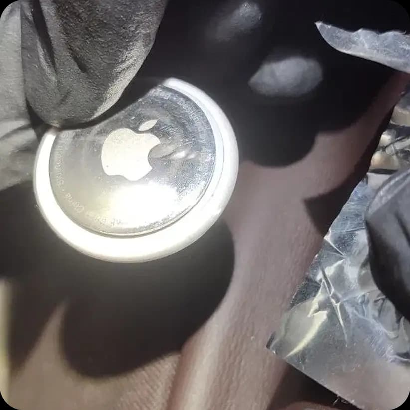 Apple AirTag, знайдений в салоні авто